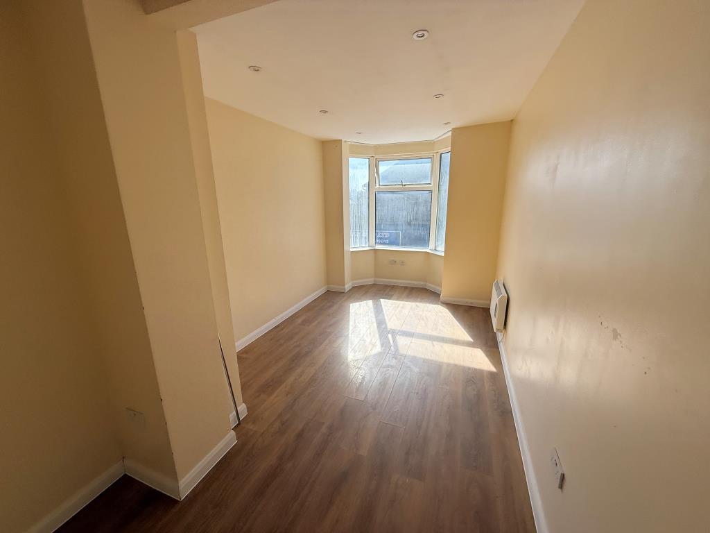Lot: 47 - WELL PRESENTED TWO-BEDROOM FLAT - Living room